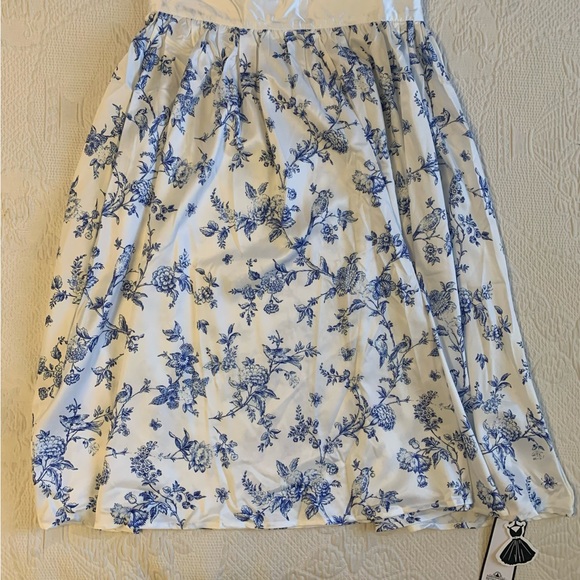 Retro Stage White and Blue Floral Skirt Set w/ Peasant Top Renaissance Fair - Picture 3 of 8